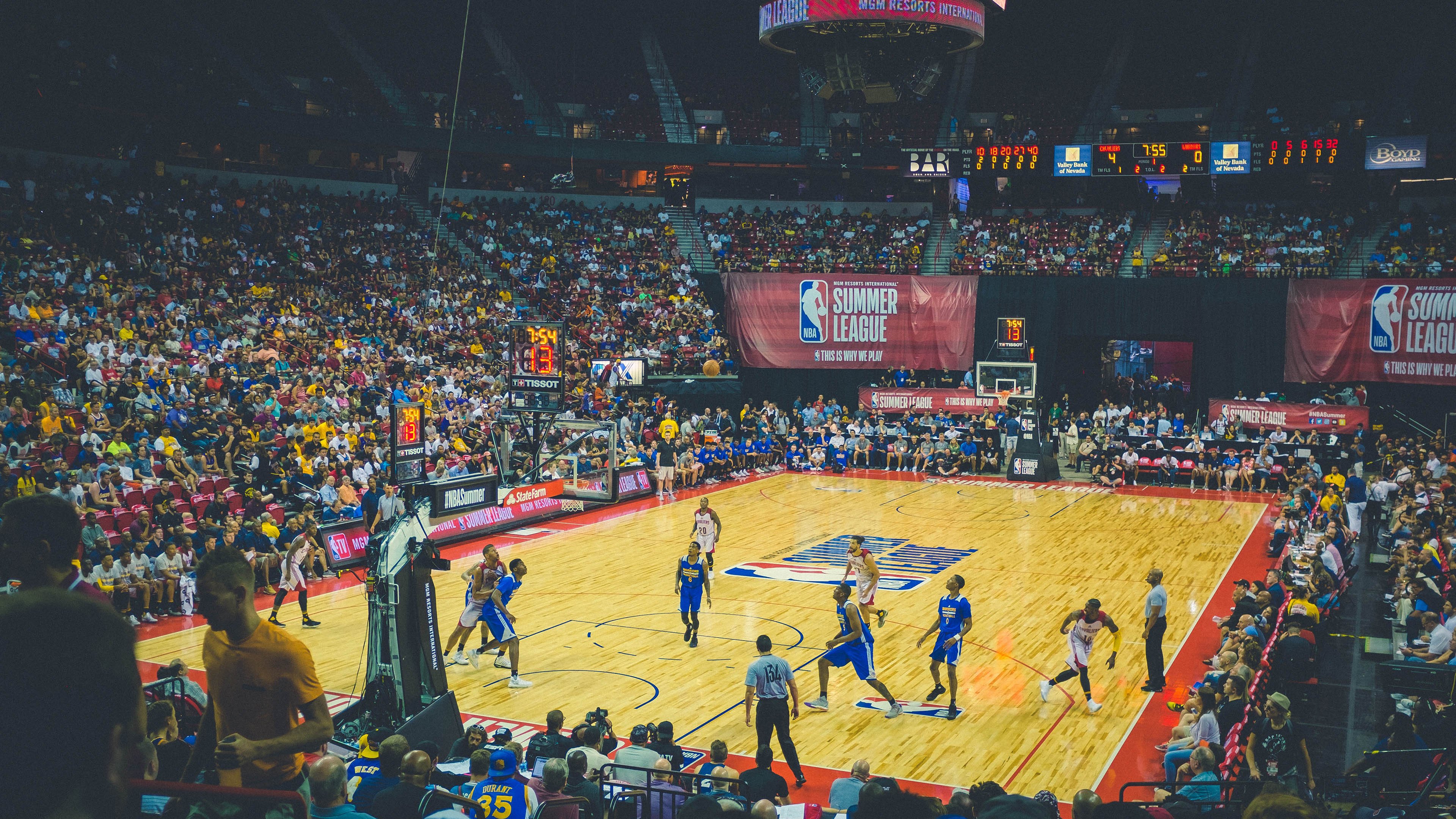 活塞决胜局带走快船，詹姆斯在西甲国家德比接管比赛，体育的平行宇宙与英雄叙事